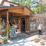 離山房 - 花に囲まれたお店