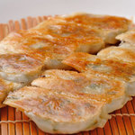 Ajigyouza Semmon Ten Ajibugyou - 秘伝の21種類のスパイスで創ったコクとピリッとした旨味のある餃子。