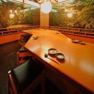 12名まで収容できる完全個室の「若月の間」