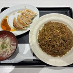 王記厨房 - 料理写真:黒チャーハン 770円 + 大盛り 160円
餃子 308円