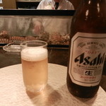 ふぐ 日本料理 大村屋 - まずはビールで始めます。カウンター前の水槽には新鮮な魚介類がズラリ♪