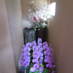 鮨 なかや - 入り口の胡蝶蘭