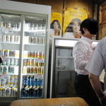 肉のまえかわ - 缶酒はセルフ