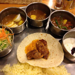 タージマハール - サラダ、タンドリーチキン、ヨーグルトとセット