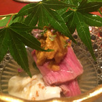 にくの匠 三芳 - 2015/6_冷菜：牛ヒレに雲丹を乗せて、下には胡麻豆腐と芋茎