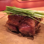 にくの匠 三芳 - 2015/6_焼きもの：ゼラチン質たっぷりのテールの焼きもの、芽ネギ添え