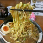 Ramen Shina Chiku - 麺は中太平打ち縮れ麺でコシのある食感。