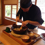 比良山荘 - 職人さんが鮎を崩してくれます。