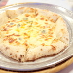 伊太飯キッチン Cheese Cafe - チーズチーズチーズチーズピザ (1490円) '15 4月中旬