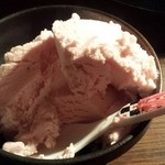 ことぶき焼肉 - アイスクリーム・ストロベリー (300円)税抜