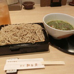 蕎彩 和み月 - 「元祖　青森にんにくとあさりせいろ」１，２５０円、「そば茶ハイ」４５０円