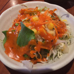 サモサ - 野菜カレー（3辛） ¥900 のサラダ