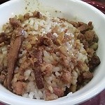 丸林魯肉飯 - これが魯肉飯（ルウロウファン）28元112円　大き目茶碗の大きさ