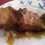 丸林魯肉飯 - 豚角煮は串刺し型で