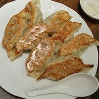 青菜 丸の内ブリックスクエア店 - レンゲで比べてみました。大きな餃子。