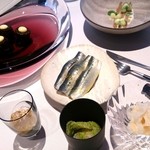 カセント - 2015.5ランチ③奥ピンク皿はソーセージ、手前の小皿は右からはりいかと白味噌、あいなべと黒コリアンダー・パセリ・白いんげん、カレイとクミン・ふきのとう