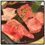 食彩和牛しげ吉 - ランチのしげ吉セット。タン、カルビ、ロース、鳥モモが2枚ずつ盛られていて1,580円。お得なセットです。