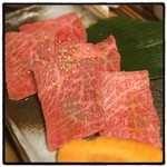 食彩和牛しげ吉 - ランチの和牛上カルビセット。単品の上カルビと同じ価格でご飯やサラダなどセットが付いてるのだから、かなりお得です。