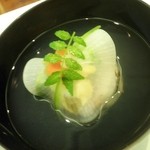 京料理夢懐石 谷ぐち - しんじょうの上に青柳貝・菜の花で、大根で蓋をして、木の芽が乗っています