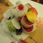 京料理夢懐石 谷ぐち - 早鱧おとし（2切れ）・活け鯛（3切れ）・本鮪赤身の湯葉巻（2巻）・青のり寄せ・花びらは大根・島人参（沖縄産）・京人参