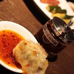 西安餃子 - 餃子は手造りマーラージャンで頂くのがおススメ。ピリ辛。