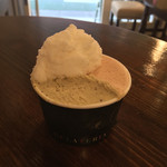 ジェラテリア アクオリーナ - ダージリンラッテ ピスタッキオ アナナスの3種盛り（630円）