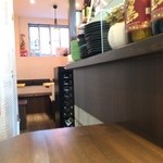 ぐう - 奥にはテーブル席