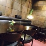 イケム - テーブル席はゆったりとしたソファーと椅子席をご用意しております。