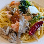 イタリア食堂 オリーブの丘 - 料理写真:サーモンとイクラのペペロンチーノ