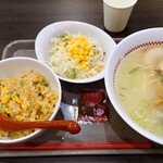 スガキヤ - 料理写真:肉入ラーメン 580円、炒飯・サラダセット 480円