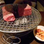 うしごろバンビーナ・カルボーネ - ロックステーキ。＾q＾ 大き過ぎてなかなか焼けません（汗）。＾q＾ さり気なくカクテキ。