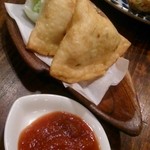 印度料理シタール - サモサ！！
      ２ピースのっています。
      じゃがいもが入っている食べ物ですが…
      添付のソースをつけて食べると美味しいヨ！