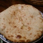 印度料理シタール - この丸いのが…チーズナンです！！
      チーズ好きには絶対幸せなハズ!!