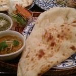 印度料理シタール - トライアルカレーセット
      チキンドピアイザーとパラクパニールカレー
      色が濃い方がほうれん草のカレーです
      そして～ナンをチョイス♪