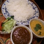 印度料理シタール - トライアルカレーセット
      マトンカレーとバターチキンカレー
      小さい頃は辛いカレーが食べられなかった息子も今は辛いのが大好き。バターチキンも小学生の頃からのお気に入りメニューです!!今日はライスをチョイス