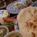 印度料理シタール - テーブルの上がひしめいておりますが…幸せな光景です!!