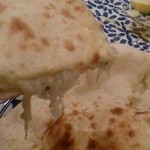 印度料理シタール - シタールのチーズナンはちょっと玉ねぎ？の食感もあって特徴的です!!
