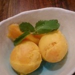 印度料理シタール - マンゴーアイス
      アイスも濃厚です