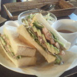 エッセンス - 生ハムとアボカドのサンドセット　￥９５０　（ドリンクをつけると￥１００ｏｆｆ）　２０１５．６．５