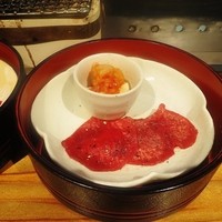鴨川たかし - 炭火焼き　タン先　キムチ豆腐