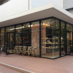 ブーランジェリー ア・ラ・ドゥマンド - お店外観。右側がパンコーナー、左側がカフェとレストラン。