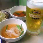 生ビール(500円)と二種つけダレとお通し千切りキャベツ