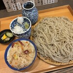 高田 - 料理写真:「ざるそば」（900圓）
「大盛りプラス」（350圓）
「お晝セット」（炊込みご飯、お漬物、300圓）。