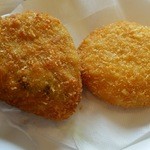 アルペーゼ - 左高菜おにぎり。右ツナマヨのコロッケ