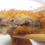 お持ち帰り専門店 美唄焼鳥・惣菜 炎 - 和牛メンチカツ　１個　１３０円の断面　【　２０１５年６月　】