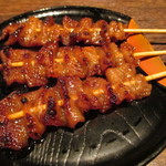 炭焼地鶏 まくら - 黒皮