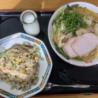 ドライブイン ミッキー - 料理写真:ミニ牛乳味噌ホルモンちゃんぽん1,140円　　　　　やきめし350円