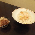 馳走なかむら - おかわりの御飯はうっすらおこげ入り。ちりめん山椒とともに。