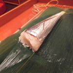 馳走なかむら - 笹の中にはコハダ。