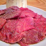 焼肉くにもと - やっぱりお腹が満足しなくって、追加オーダーした「切り落とし 平盛り 1500円」